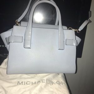 Never been used shoulder bag asking 100$